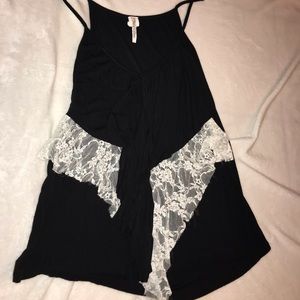 Women’s large flowy lace and black tank